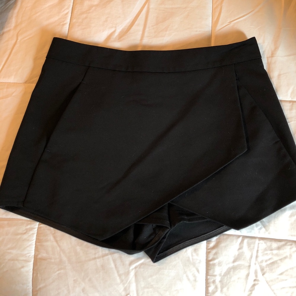 Black express skort